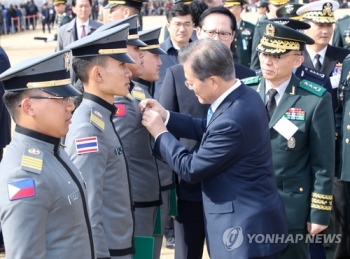 문 대통령 “사람을 먼저 생각하십시오“…육사 졸업생도 격려