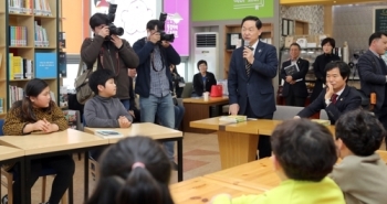 김상곤 부총리 “교원평가제 폐지 빠르게 성과 낼 듯“