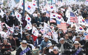 '박근혜 파면 1년' 서울 도심서 보수·진보단체 집회 잇따라