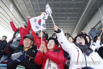 김정숙 여사, 선수 가족들과 함께 평창 바이애슬론 경기 참관