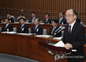 문무일 “구속영장 기각 불복절차 마련돼야“…'영장 갈등'에 기름