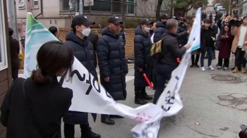 MB 사저 앞 “국민 앞에 사죄“ 현수막…경찰 경계 강화