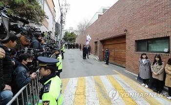 MB 사저에 친이계 집결…일반인 지지자는 없어