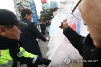 '서울역 김정은 화형식' 조원진 경찰소환 불응…2차 출석요구