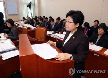 여가부, 성폭력대책 국회보고…여야, 정현백 장관 한목소리 비판