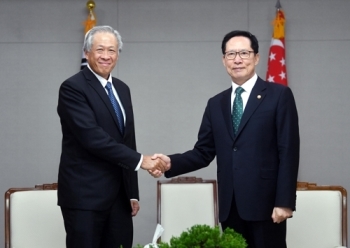 송영무, 싱가포르 국방장관과 회담…한반도 비핵화 지지 요청
