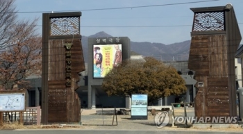 밀양연극촌·김해창작스튜디오 이윤택 벗어나기 '후유증'