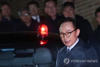 검찰, 내일 부장검사 2명 보내 MB '옥중조사' 재시도