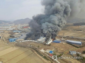 용인 식자재 물류센터서 화재…주변 검은 연기 뒤덮여