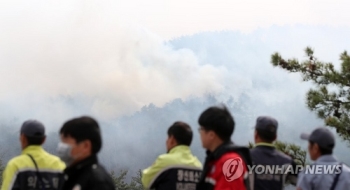 고성 산불 확산…지역 3개 초·중학교 휴업·하교