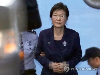 박근혜, 구치소서 '혐의부인' 자필답변…“국정원 특활비 요구 안해“