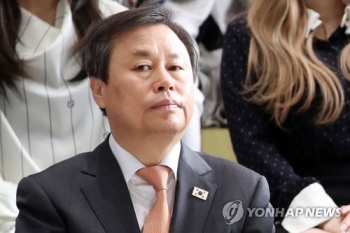 평양 가는 도종환 장관 “따스한 평화의 기운 불어올 수 있도록“