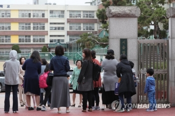 “불안한 마음에“…자녀 손 꼭 잡고 등교한 방배초 학부모들