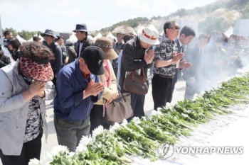 문 대통령 “4·3 완전한 해결“ 약속에 눈시울 붉힌 유족들