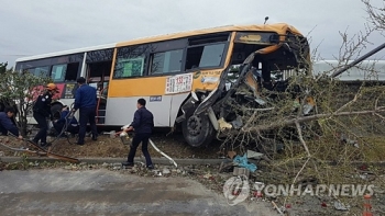 앞차 피하려던 시내버스, 담벼락 충돌…2명 사망·37명 다쳐