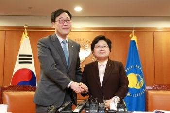 “금융권 성차별 없애달라“ 요청에 김기식 “경영평가때 점검“