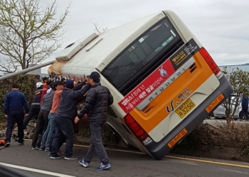 버스를 받쳐라…순식간에 달려든 감동의 시민 구조대