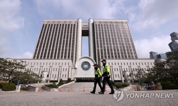 박근혜 오후 선고 앞두고 법원 경계강화…박근혜 지지자 1인 방송도