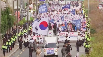 '24년형 선고'에 지지자들 반발…드러눕고 원색 욕설도