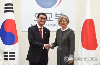 강경화 “향후 수개월 매우 중요“…고노 “긴밀 협력 바란다“