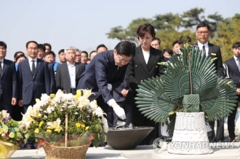 노 전 대통령에 출마 신고 김경수 “비껴갈 수 없는 과제“