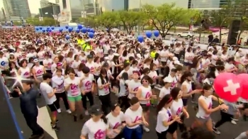 마라톤 하기 딱 좋은 휴일…1만3000명 '유쾌한 도전'