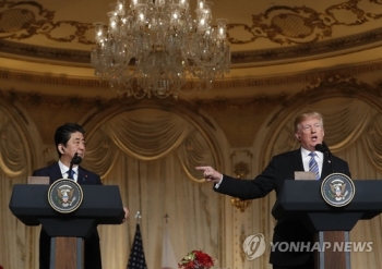 아베 “북에 '생화학무기도 폐기' 요구 방침 트럼프와 일치“