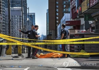 토론토 차량돌진 때 “총 안 쏘고 범인 체포“ 경관에 찬사