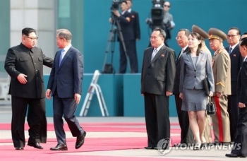 문 대통령 “세계인에 큰선물하자“, 김정은 “새역사 쓰자“