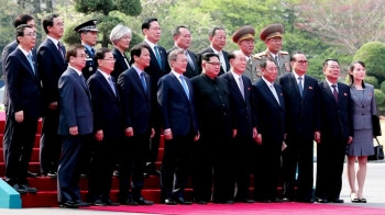 문 대통령 깜짝제안…예정 없던 '판문점 단체 사진'도