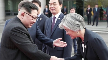 강경화 장관 인사 길어진 사연은…“TV서 많이 봤다“