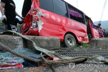 영암 버스추락사고 유족 “어르신 노동력 착취 의혹 풀어달라“