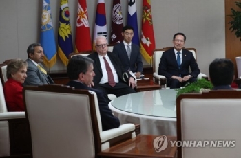 송영무, 미 하원 대표단 만나 “북미정상회담서 비핵화 도출 기원“