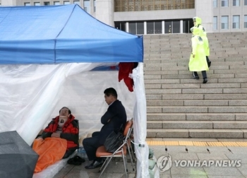 '김성태 폭행사건'에 여야협상 중단…내일 원내대표 담판 시도