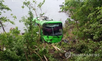 인제서 빗길 시내버스 경사지로 추락…3명 다쳐