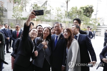 문대통령 “취임 1년 과분한 사랑 받아…평화가 일상이었으면“