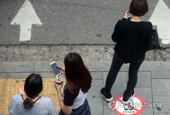 횡단보도 건너다 '꽝'…보행사고 60%, 스마트폰 사용중 발생