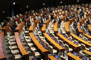 민주, 국회 본회의장 입장… 한국, 실력저지 안 해