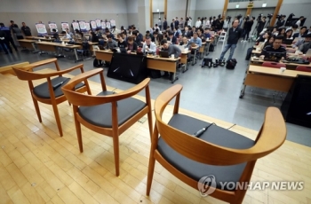 한국GM 기자회견장서 시위한 비정규직에 '자택 대기' 명령