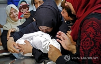 가자지구 8개월 아기 죽음에 긴장…“이스라엘 최루탄에 질식사“