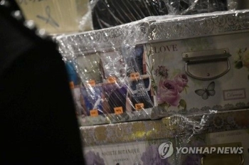 '비리의혹' 말레이 전총리 관련 아파트서 명품백·보석 우르르