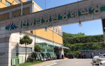 “쉬는날 근무도 서러웠는데“…고속도로 추락사 근로자 가족 오열