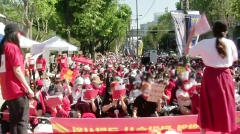 “홍대 몰카 성차별 수사“…'붉은 옷' 여성 1만명 거리로