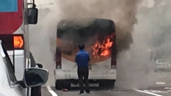 운행 중인 마을버스에서 갑자기 불…승객 20여 명 대피