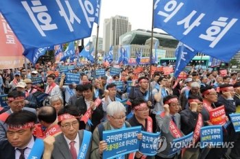 의사들 대규모 거리 집회…“문재인 케어 중단하라“