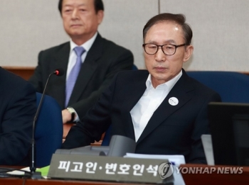 박근혜식 침묵전략 대신 작심발언 택한 MB…'다스 무죄' 올인
