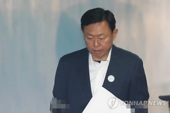 신동빈 “박 전 대통령 면담서 면세점 얘기 안해“…대부분 질문에 증언 거부
