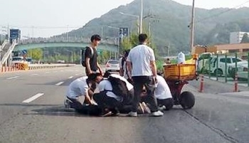 도로에 쓰러진 할아버지에 심폐소생술 한 고교생들