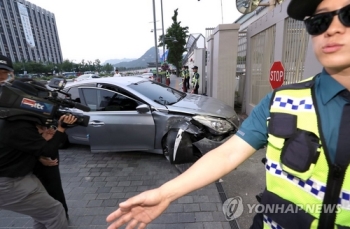 미 대사관 승용차 돌진 공무원 “과대망상 앓아…미국 가려고“