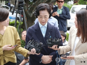 한진가 이명희 “불법고용 지시 안 했다“…출입국청 출석